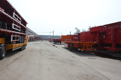What precautions should be taken when driving a dump semi-trailer in foggy weather?