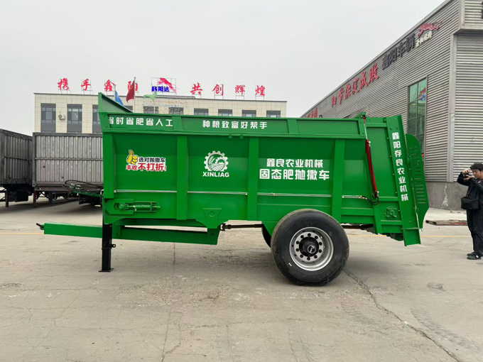 Solid fertilizer spreader truck